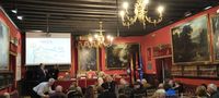 Yo, hablando con Jorge Pint&oacute; en la Matritense